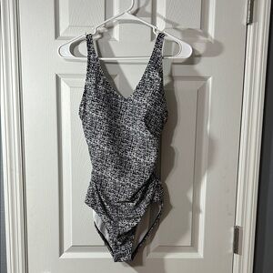 Speedo black and white pattern One Piece V-neck Side runched women 10